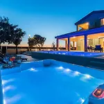 Mar Am Mit Beheiztem Pool- Jacuzzi By Interhome *