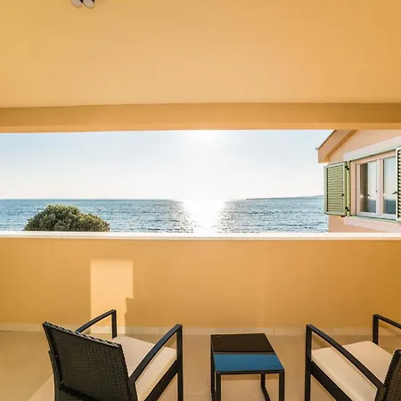 Mar Am Mit Beheiztem Pool- Jacuzzi By Interhome Feriehus