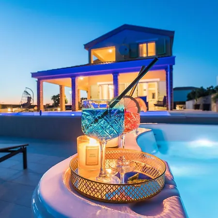 Mar Am Mit Beheiztem Pool- Jacuzzi By Interhome Privlaka (Zadar)