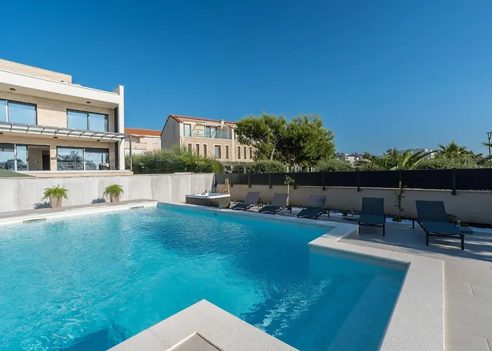 Mar Am Mit Beheiztem Pool- Jacuzzi By Interhome פריבלאקה