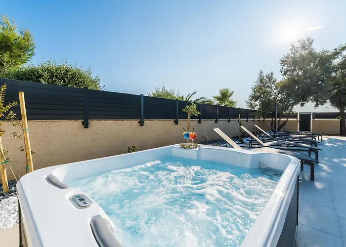 Mar Am Mit Beheiztem Pool- Jacuzzi By Interhome *